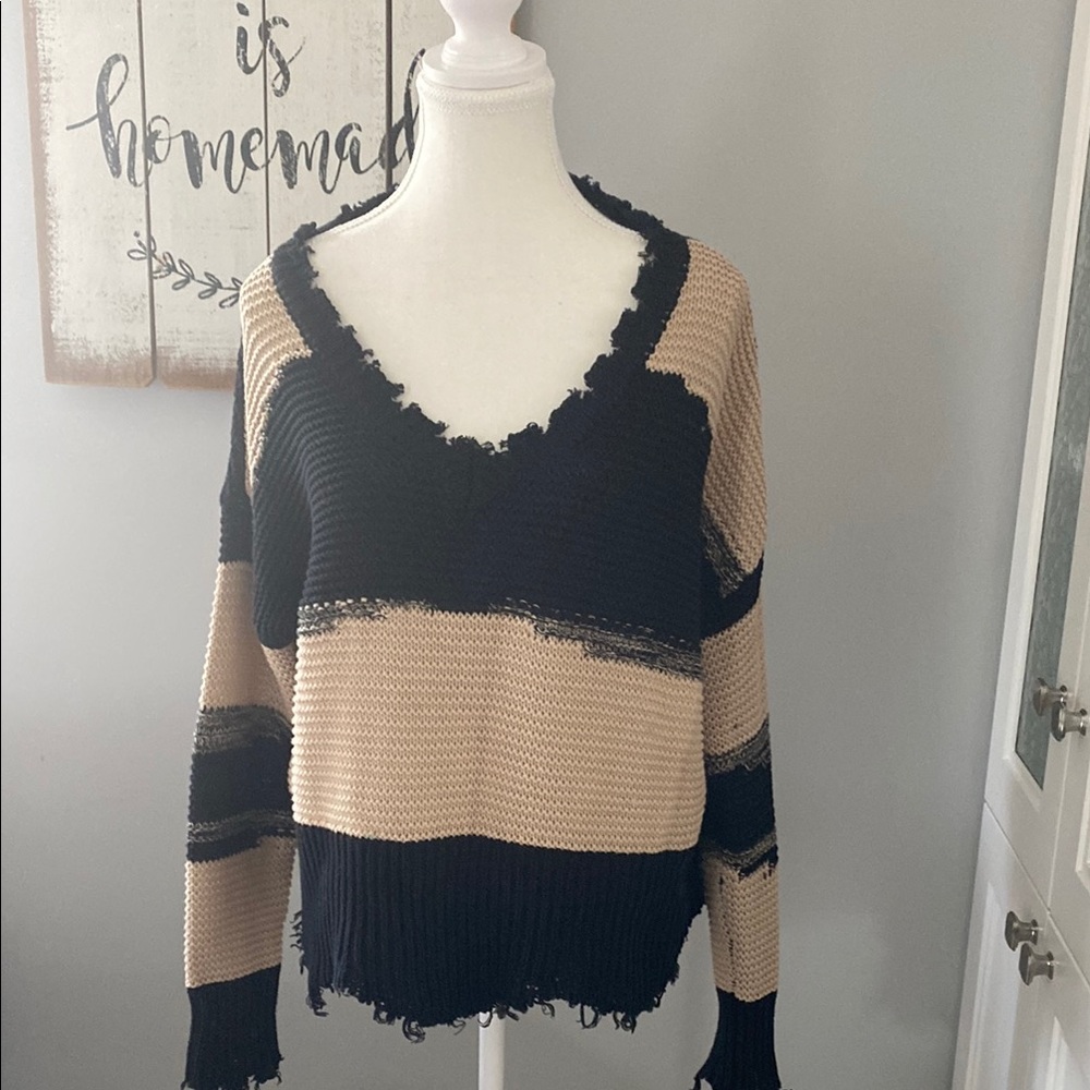 🍄White Crow Stylish Black and Tan Women's Sweater